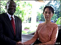 Aung San Suu Kyi (R) with UN envoy Ibrahim Gambari